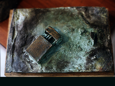 Ångest är vår arvedel, bronsrelief monterad på träplatta. Alludes to the poem angst is our inheritance by Erik Lindegren. Relief in bronze on wood, cire perdue, the artists own casting.